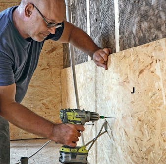 Isolert anneks: OSB-plater settes utenpå isolasjonen i det isolerte annekset Isolert anneks: OSB-plater settes utenpå isolasjonen i det isolerte annekset